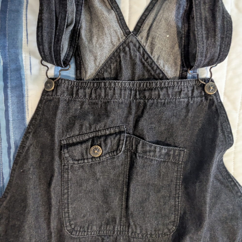 Black Overalls with Relaxed Fit and Versatile Style - Picture 4 of 6